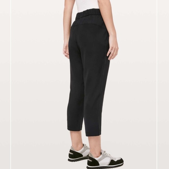 Lululemon On The Fly Crop *Woven 23" Black Sz 2 - Picture 4 of 12